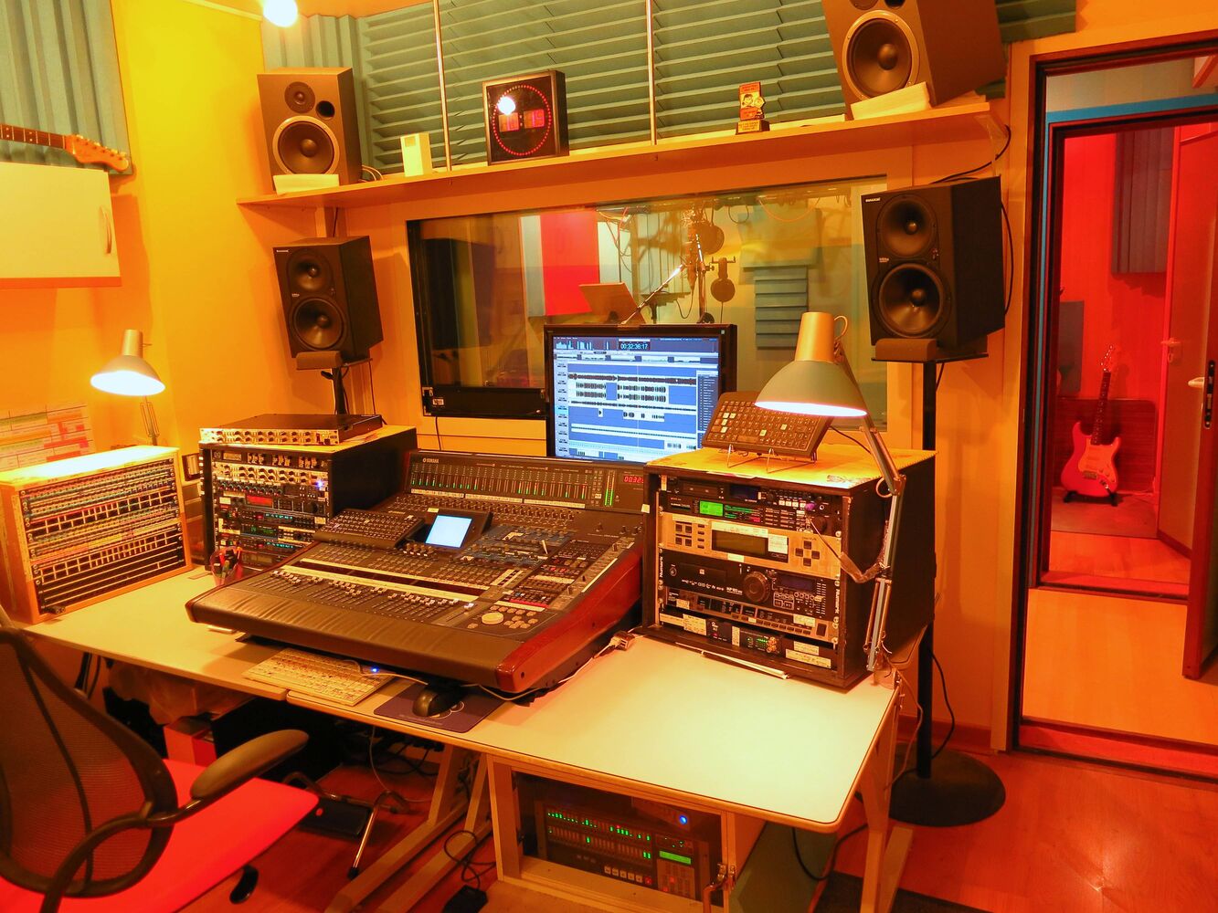 Table De Mixage Numérique Dans Un Studio D'enregistrement, Avec Un  Ordinateur Pour Enregistrer De La Musique.
